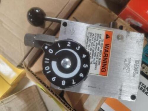 DESCRIPTION: (1) SINGLE FLO HYDRAULIC SPREADER VALVE BRAND/MODEL: SAUER DANFOSS #158G5620 RETAIL$: $300.00EA QTY: 1