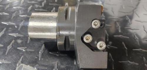 DESCRIPTION: (1) LEFT HAND, MODULAR GROOVING BLADE HOLDER HEAD BRAND/MODEL: KENNAMETAL 6000465 RETAIL$: 890.29 SIZE: SIZE PSC63 60.55MM HEAD 21MM CTR