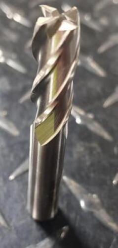 DESCRIPTION: (1) HSS SQ. END MILL BRAND/MODEL: HERTEL 87622155 RETAIL$: 39.24 SIZE: 25/64" DIA 1" LOC 3/8" SD QTY: 1