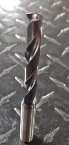 DESCRIPTION: (3) SOLID CARBIDE COOLANT THRU JOBBER DRILLS BRAND/MODEL: KENNAMETAL 38588174 RETAIL$: $ 208.58 EA SIZE: 8.5MM QTY: 3