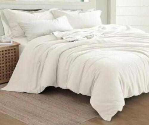 DESCRIPTION: (1) DUVET COVER SET BRAND/MODEL: MODERN THREADS/3DVTCTNG-LNW-KG INFORMATION: WHITE/3-PIECES RETAIL$: 102.35 SIZE: KING QTY: 1