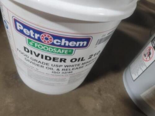 DESCRIPTION: (1) DIVIDER OIL BRAND/MODEL: PETROCHEM #40P253 RETAIL$: $352.00 SIZE: 5 GALLON QTY: 1