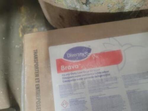 DESCRIPTION: (1) FLOOR FINISH BRAND/MODEL: DIVERSEY VECTRA #10F950 RETAIL$: $158.96 SIZE: 5 GALLON QTY: 1