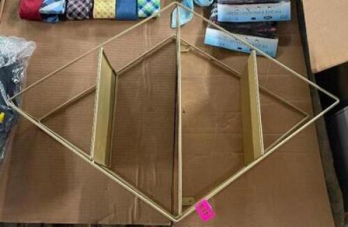 28" WALL MOUNTED TRIANGLE / DIAMOND SHELF DISPLAY