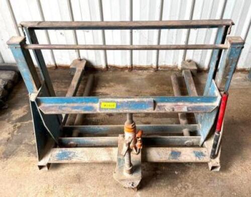 DESCRIPTION: CENTRAL HYDRAULIC ENGINE LIFT SIZE: 36" X 36" QTY: 1