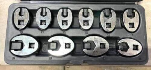 DESCRIPTION: 8PC SAE FLARE NUT CROWS FOOT SET WITH CASE BRAND/MODEL: EVERCRAFT QTY: 1
