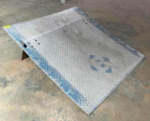 DESCRIPTION: 4' HEAVY DUTY DOCK PLATE SIZE: 48"X48" QTY: 1