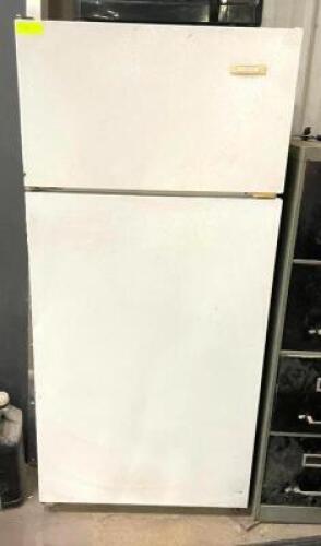 DESCRIPTION: TOP FREEZER REFRIGERATOR BRAND/MODEL: KENMORE INFORMATION: IN WORKING CONDITION QTY: 1
