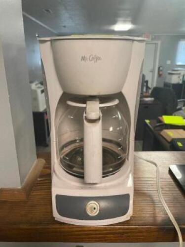 DESCRIPTION: MR. COFFEE COFFEE MAKER BRAND / MODEL: MR COFFEE THIS LOT IS: ONE MONEY QTY: 1