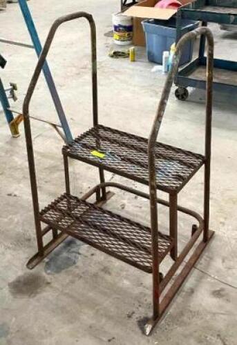 DESCRIPTION: 2-STEP METAL STEP LADDER SIZE: 20"X24" QTY: 1