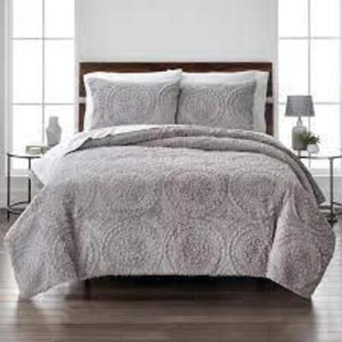 DESCRIPTION: (1) 3 PIECE COMFORTER SET BRAND/MODEL: BETTER HOMES AND GARDEN INFORMATION: GRAY RETAIL$: $64.00 EA SIZE: QUEEN QTY: 1