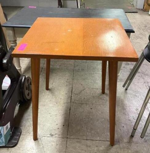 NAME: 20" X 20" X 23" WOOD ACCENT TABLE