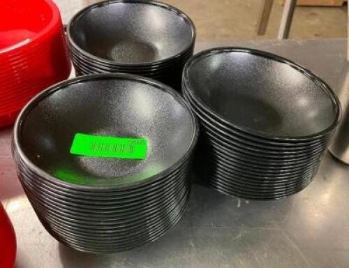 DESCRIPTION: (36) 7" BLACK PLASTIC BOWLS BRAND / MODEL: CAMBRO SB60 THIS LOT IS: SOLD BY THE PIECE QTY: 36