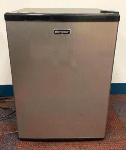 2.8 CU FT COMPACT REFRIGERATOR