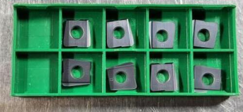 DESCRIPTION: (18) CARBIDE MILLING INSERTS BRAND/MODEL: DAPRA 69402378 RETAIL$: $ 16.04 PER INSERT QTY: 18