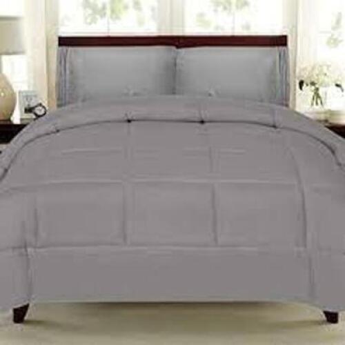 DESCRIPTION (1) DOWN ALTERNATIVE COMFORTER BRAND/MODEL SWEET HOME COLLECTION #CMF-GRY-Q ADDITIONAL INFORMATION RETAILS FOR $30.00 SIZE QUEEN THIS LOT