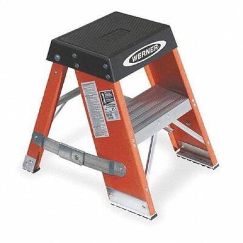 DESCRIPTION (1) FIBERGLASS STEP STAND BRAND/MODEL WERNIER #3LW39 ADDITIONAL INFORMATION RETAILS FOR $245.70 SIZE 375 LB CAP 24 IN OVERALL THIS LOT IS