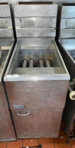 DESCRIPTION: PITCO 35 LB. GAS DEEP FRYER BRAND / MODEL: PITCO ADDITIONAL INFORMATION NATURAL GAS LOCATION: KITCHEN QTY: 1