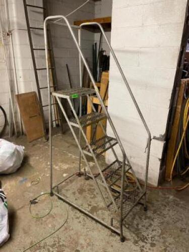 5 FT. PORTABLE STEP LADDER
