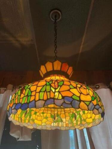 TIFFANY STYLE PENDANT LIGHT.