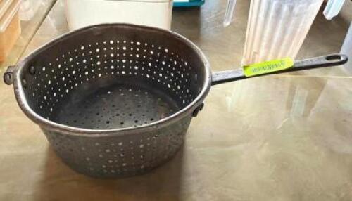 DESCRIPTION: 10" COLANDER WITH HANDLE QTY: 1
