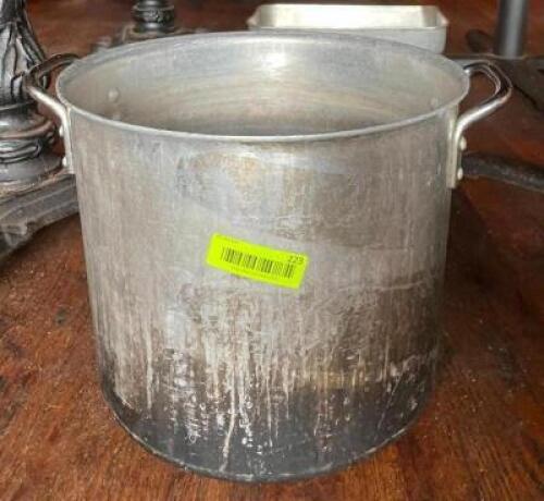 DESCRIPTION: 13.5" STOCK POT SIZE: 13.5"X11.5" QTY: 1