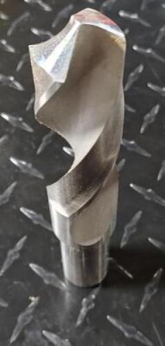 DESCRIPTION (1) HERTEL HSS REDUCED SHANK & SILVER DEMMING DRILL BRAND/MODEL 89311468 ADDITIONAL INFORMATION RETAIL $ 142.64, SIZE 3/4 " SHANK, 1-7/32
