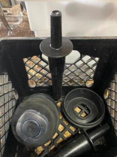 ASSORTED KITCHEN ACCESSORIES