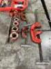 RIDGID PORTABLE TRISTAND CHAIN VICE W/ LT6-900A LEVEL TRANSIT & ASSORTED PIPE THREADING TOOLS - 9