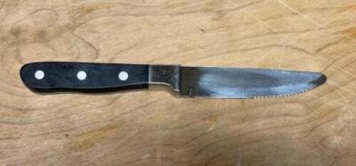 (17) STEAK KNIVES