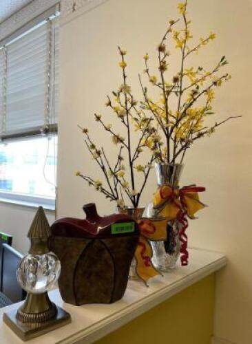 SMALL ASSORTMENT OF DESKTOP / OFFICE DECOR