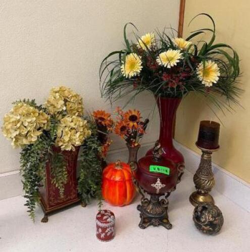 LARGE ASSORTMENT OF SMALL DESKTOP / OFFICE DECOR