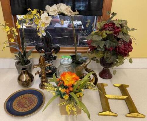 LARGE ASSORTMENT OF SMALL DESKTOP / OFFICE DECOR