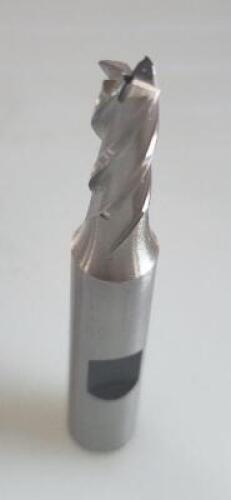 DESCRIPTION: (4) HSS SQ END MILL BRAND/MODEL: HERTEL 4117896 RETAIL$: $20.16 EA SIZE: 1/4" DIA 5/8" LOC 3/8" SD QTY: 4