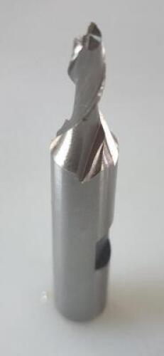DESCRIPTION: (2) HSS SQ END MILL BRAND/MODEL: HERTEL 41116039 RETAIL$: 19.77 SIZE: 3/16" DIA 7/16" LOC 3/8"SD QTY: 2