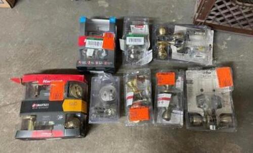 NAME: LARGE LOT OF ASSORTED DOOR KNOB SETS