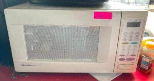 DESCRIPTION: COUNTERTOP MICROWAVE OVEN QTY: 1