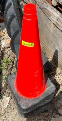 DESCRIPTION: (6) 28" CONSTRUCTION SAFETY CONES LOCATION: BACK LOT QTY: 6