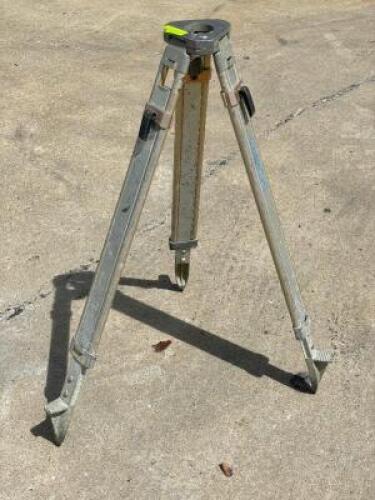 DESCRIPTION: SOKKIA SURVEYOR'S TRIPOD THIS LOT IS: ONE MONEY QTY: 1
