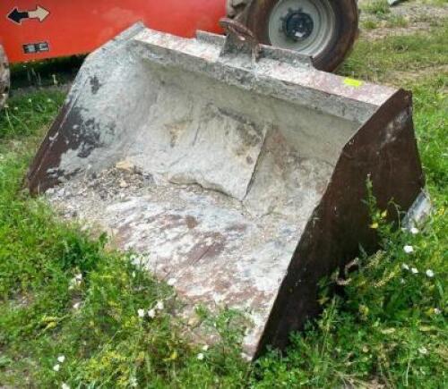 DESCRIPTION: 5' SKID STEER BUCKET INFORMATION: SEE PHOTOS FOR ATTACHMENT TYPE SIZE: 60"X44"X32" QTY: 1