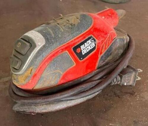 BLACK & DECKER CORDED PALM SANDER