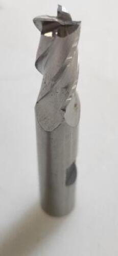 DESCRIPTION: (1) HSCo8 SQ END MILL BRAND/MODEL: CLEVELAND 87436291 RETAIL$: 40.68 SIZE: 21/64" 3/4" LOC 3/8" SD QTY: 1