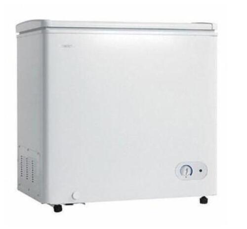 DESCRIPTION (1) DANBY COMPACT CHEST FREEZER BRAND/MODEL DCF055A2WDB ADDITIONAL INFORMATION WHITE/CAPACITY: 5.5 CU-FT/RETAILS AT $426.35 SIZE 33"H X 32