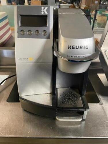 DESCRIPTION: KEURIG K3000SE COMMERCIAL SINGLE SERVE BREWER. BRAND / MODEL: KEURIG K3000SE LOCATION: BAY 6 QTY: 1