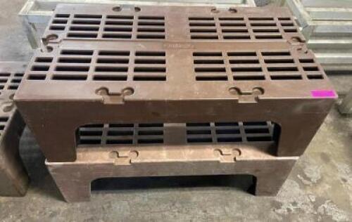 DESCRIPTION: (2) 36" CAMBRO PLASTIC DUNNAGE RACKS SIZE 36" X 22" LOCATION: BAY 6 THIS LOT IS: SOLD BY THE PIECE QTY: 2