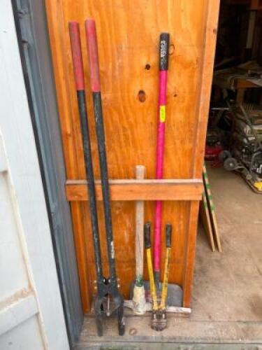 DESCRIPTION: ASSORTED HAND TOOLS AS SHOWN LOCATION: SPACE CENTER LOT QTY: 1