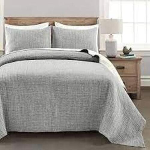 DESCRIPTION: (1) REVERSIBLE QUILT SET BRAND/MODEL: LUSH DECOR INFORMATION: KNATHA LIGHT GRAY/OFF WHITE RETAIL$: $64.79 EA SIZE: FULL/QUEEN QTY: 1