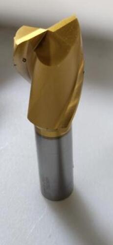 DESCRIPTION: (1) HSS SQ END MILL BRAND/MODEL: HERTEL 41119918 RETAIL$: 79.5 SIZE: 1" 1-1/2" LOC 5/8"SD QTY: 1