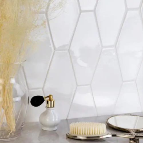 DESCRIPTION: 10 SQFT OF BIRMINGHAM HEXAGON BIANCO POLISHED CERAMIC SUBWAY TILE BRAND/MODEL: IVY HILL TILE RETAIL: $7.99/SQFT SIZE: 4"X8" LOCATION: SHO