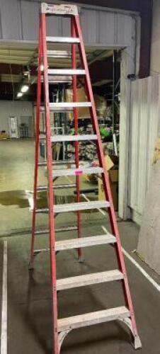 DESCRIPTION: LOUISVILLE 10' FIBERGLASS LADDER BRAND / MODEL: FS1510 ADDITIONAL INFORMATION 300 LB. CAPACITY, TYPE 1A SIZE 10' LOCATION: BREEZE WAY QTY